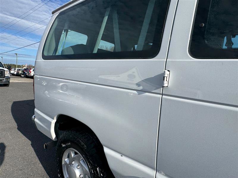 Used 2009 Ford E-350 and Econoline 350 Super Duty Wagon image 27