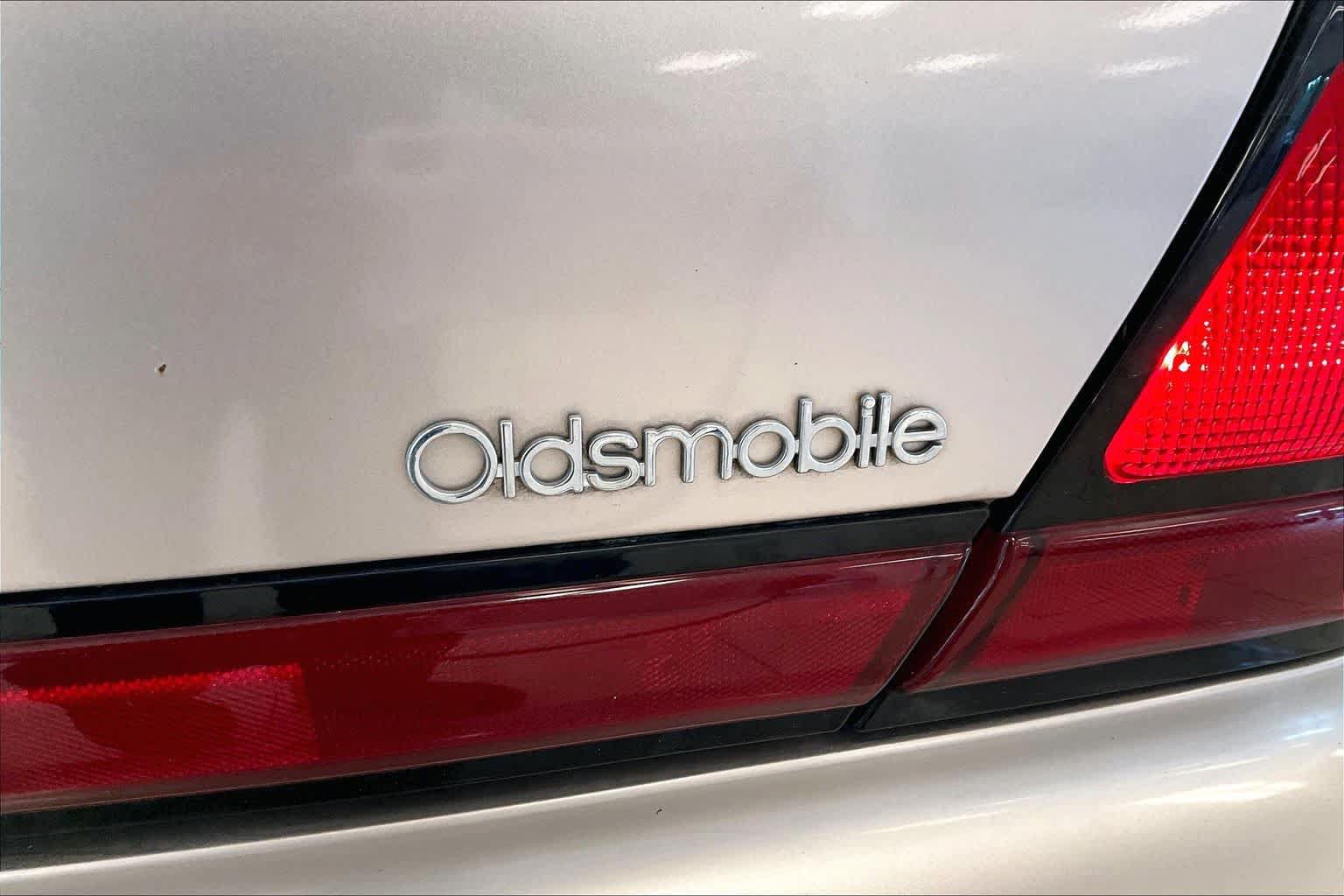 Used 1999 Oldsmobile 88 FWD image 9