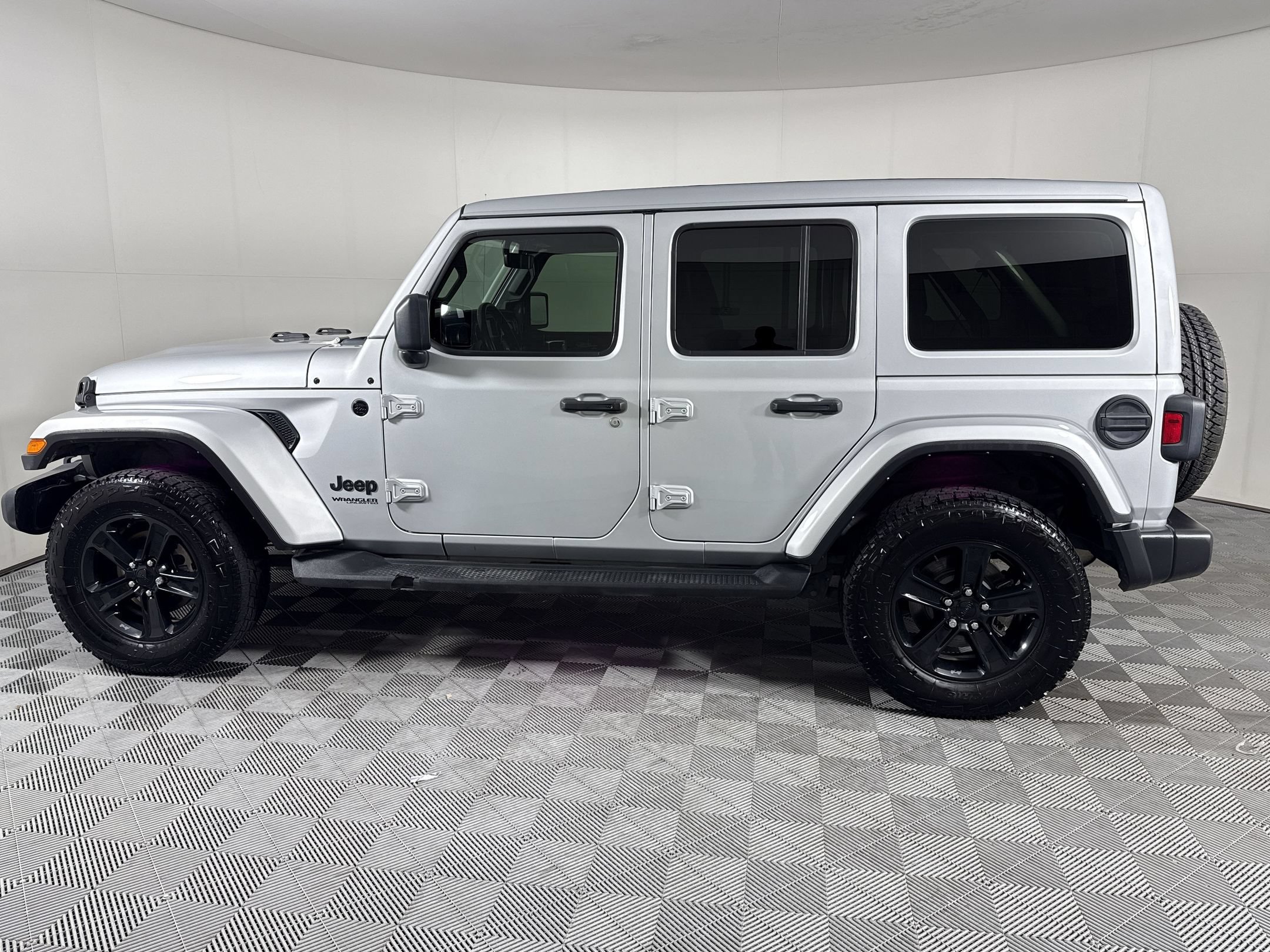 Used 2022 Jeep Wrangler Unlimited Sahara AWD/4WD image 2