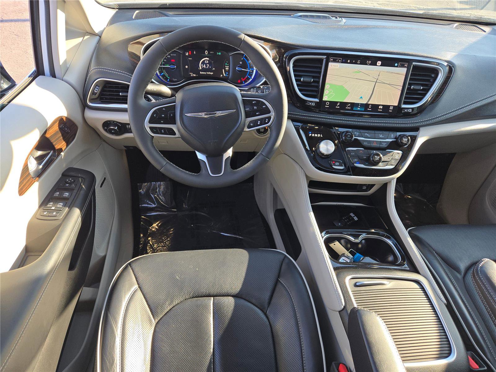 Used 2023 Chrysler Pacifica Limited w/ Uconnect Theater Family Group image 21