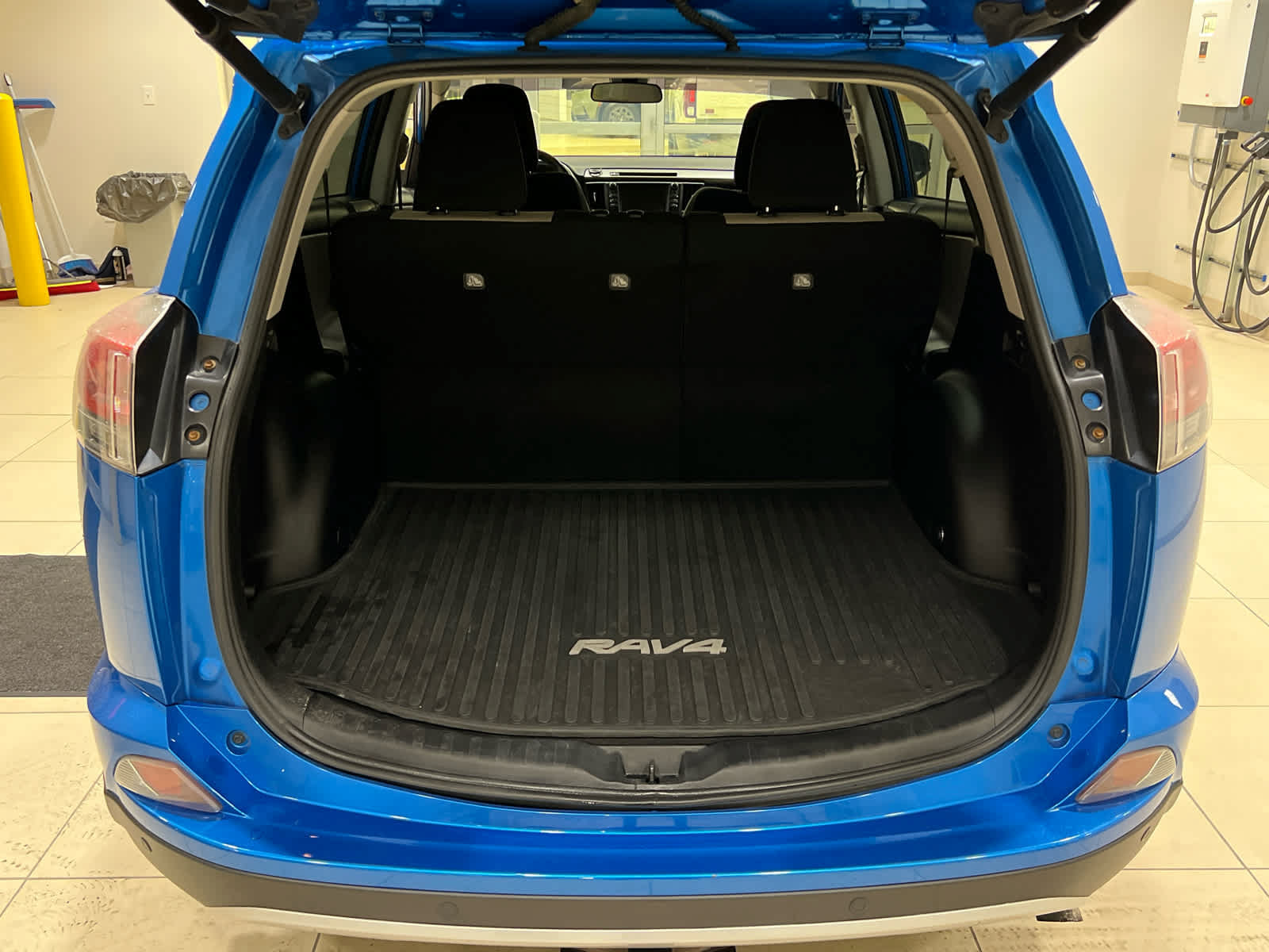Used 2016 Toyota RAV4 XLE w/ Convenience Package AWD/4WD image 12