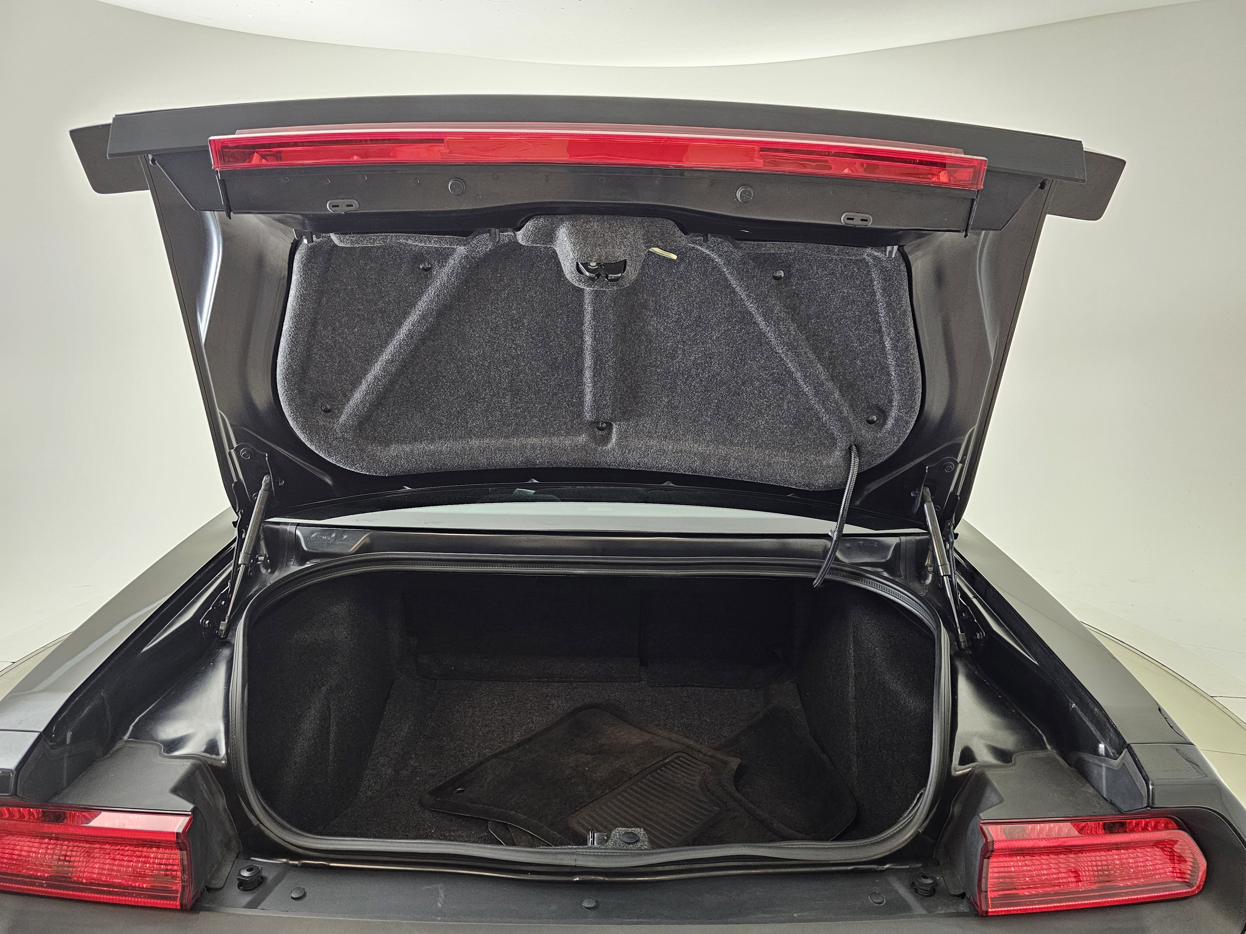 Used 2010 Dodge Challenger SE image 16