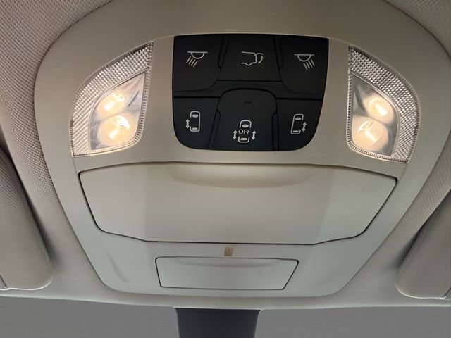 Used 2022 Chrysler Voyager LX FWD image 22