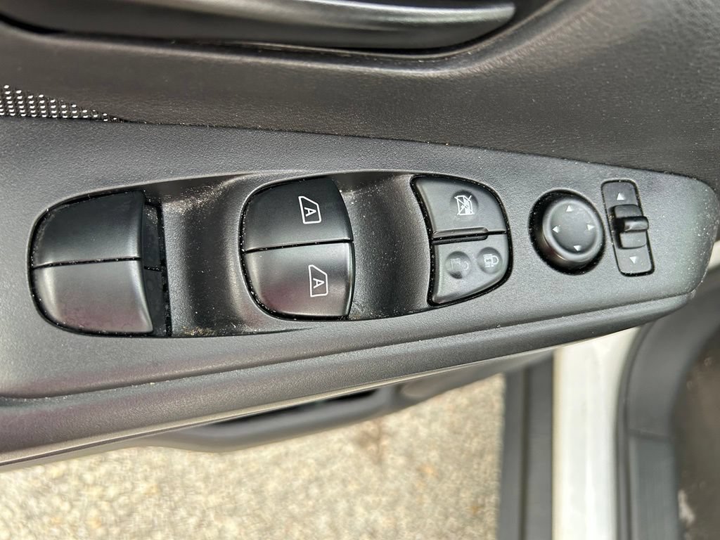 Used 2020 Nissan Kicks S FWD image 17