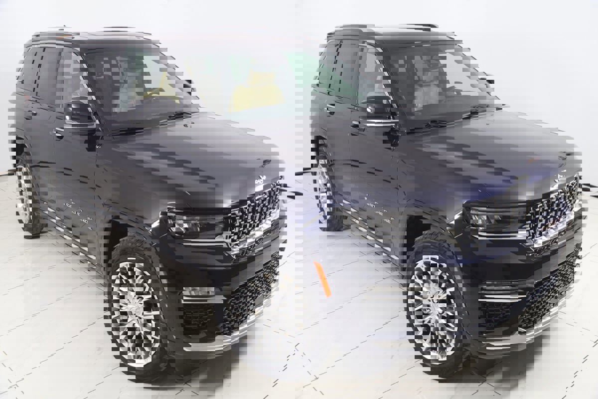 Used 2023 Jeep Grand Cherokee Summit w/ Luxury Tech Group V image 21