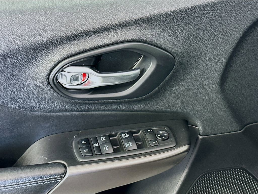 Used 2019 Jeep Cherokee Latitude Plus w/ Cold Weather Group image 17