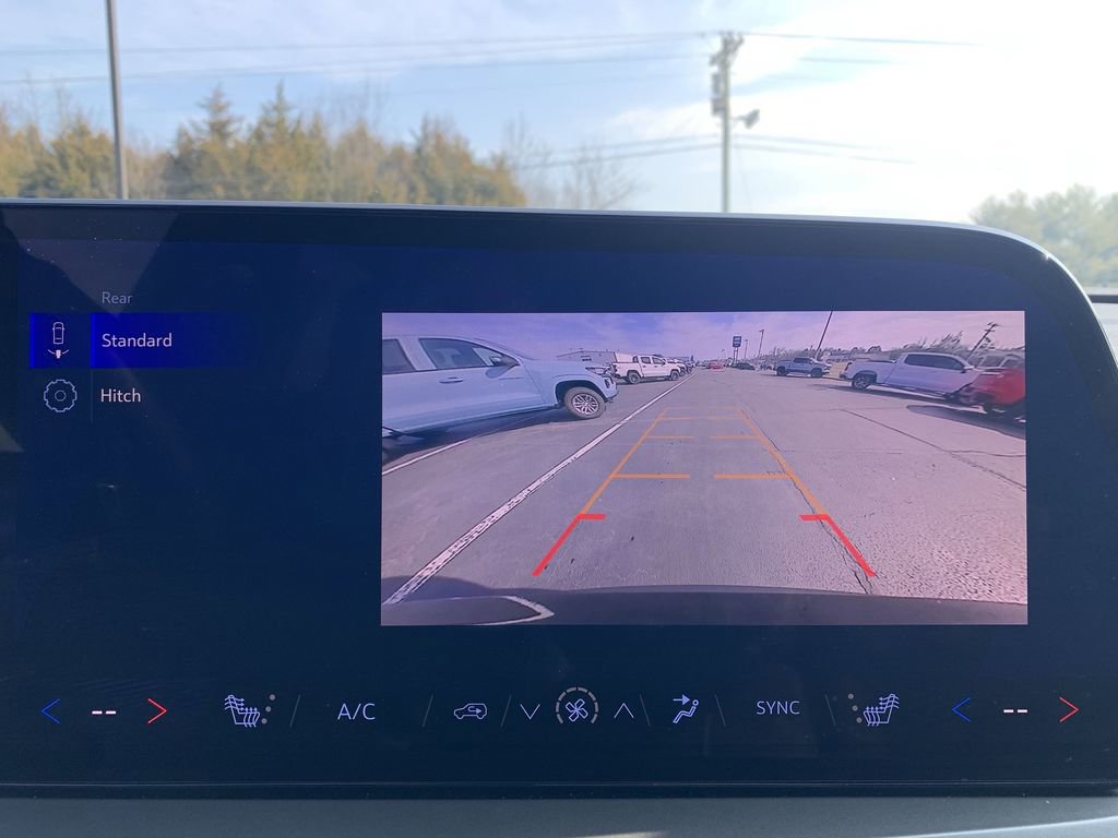 Used 2025 Chevrolet Traverse LT image 23