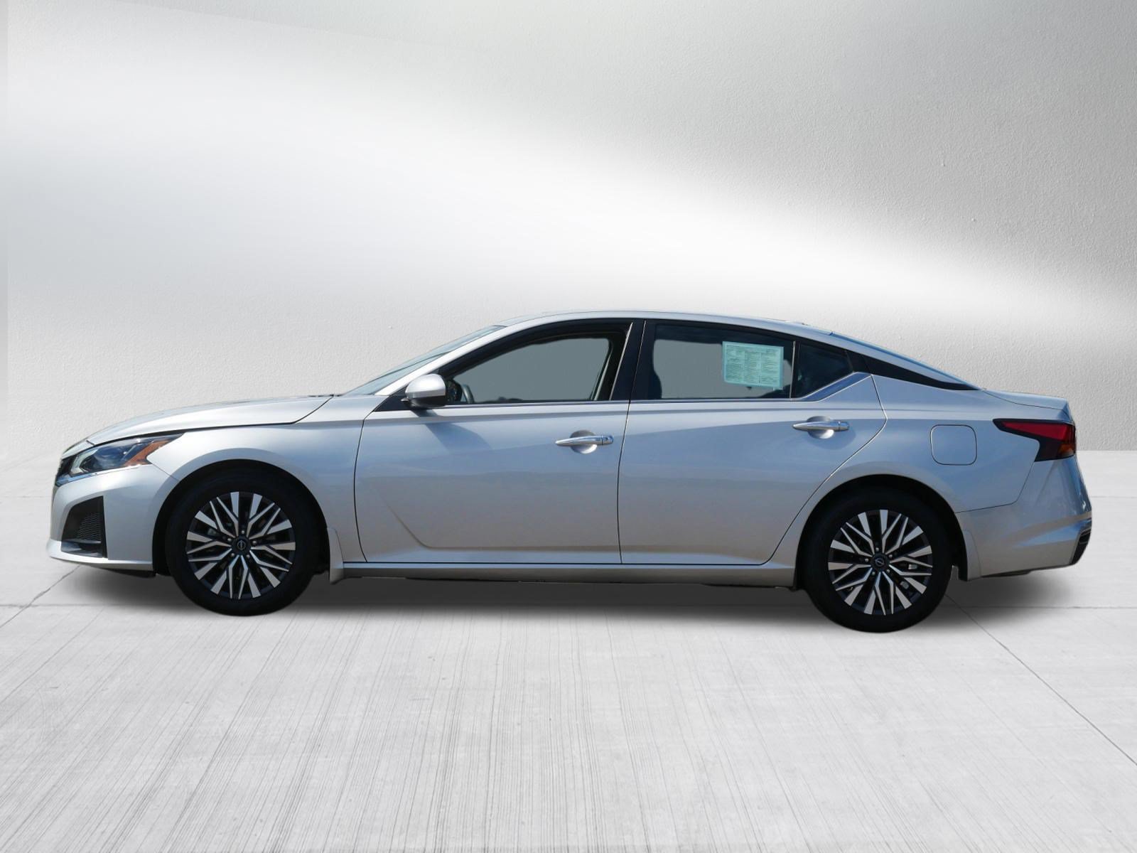 Used 2023 Nissan Altima 2.5 SV FWD image 4