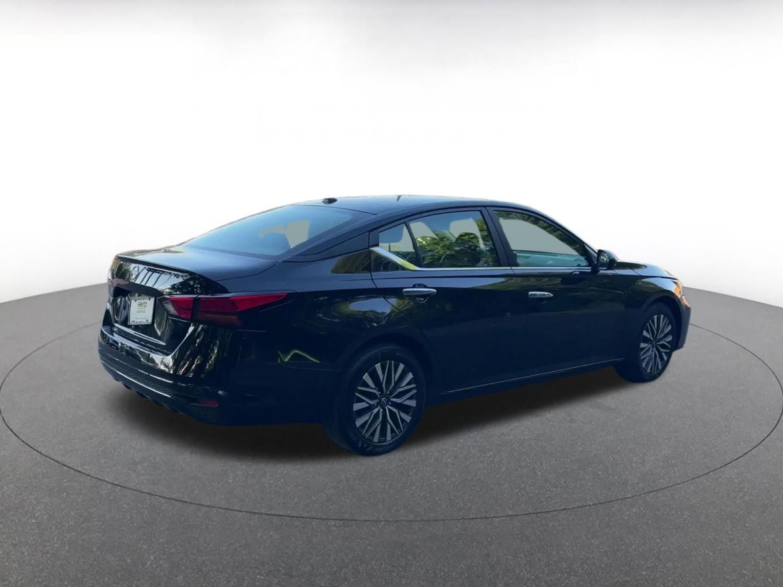 Used 2025 Nissan Altima 2.5 SV FWD image 15