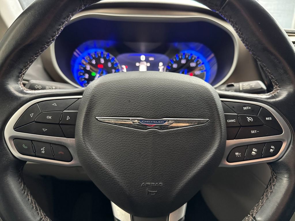 Used 2023 Chrysler Pacifica Touring-L image 24