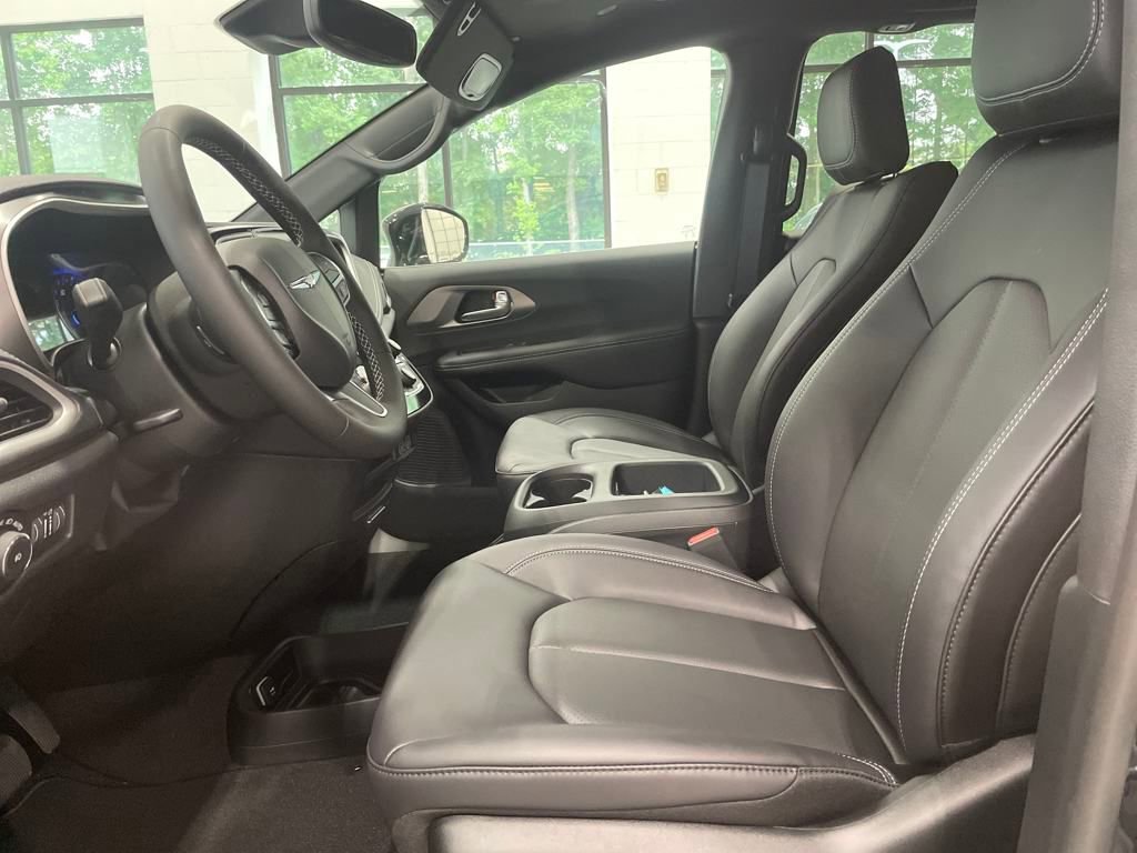 New 2025 Chrysler Pacifica Select image 2