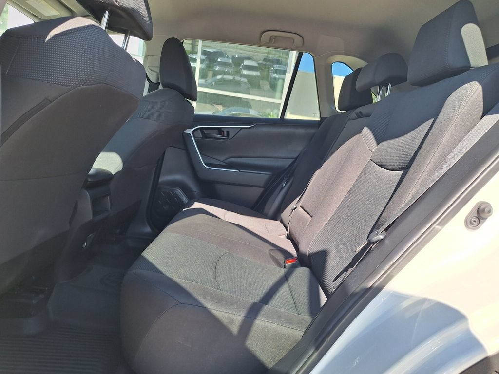 Used 2021 Toyota RAV4 LE FWD image 10