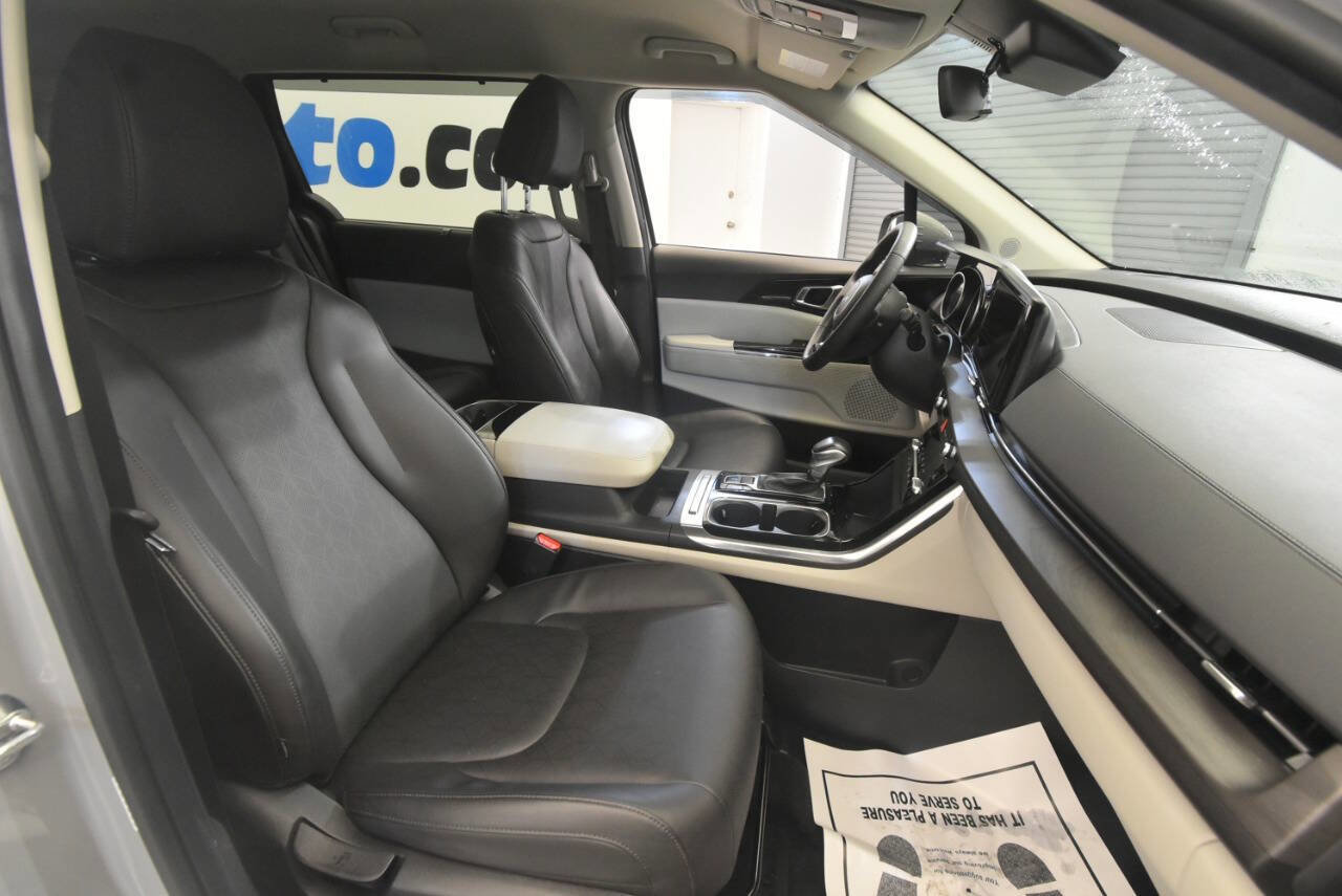 Used 2024 Kia Carnival EX FWD image 16