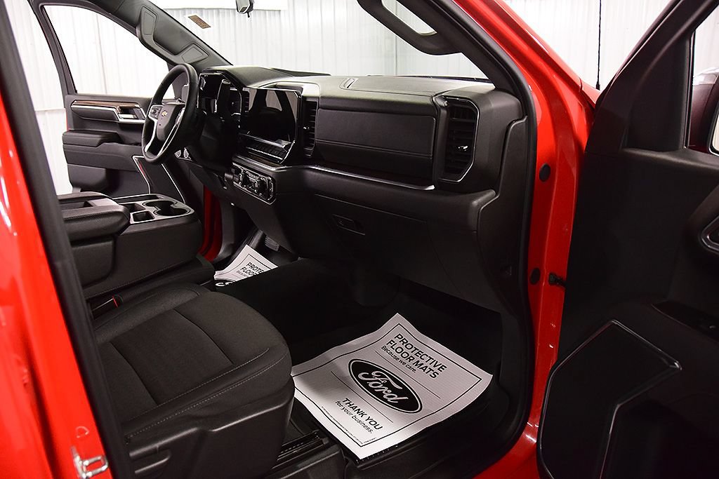 Used 2025 Chevrolet Silverado 1500 LT AWD/4WD image 29