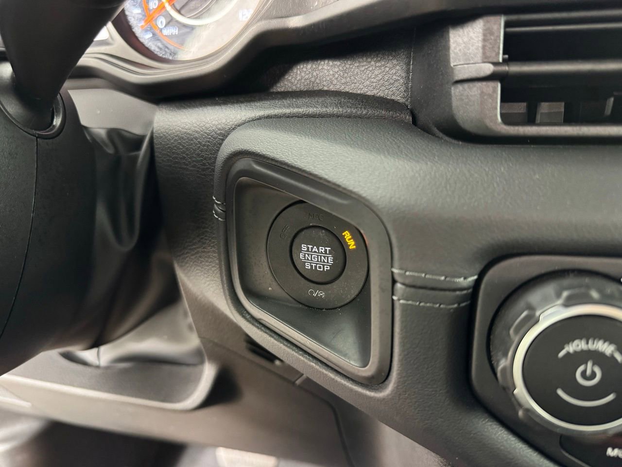 Used 2024 Jeep Gladiator Mojave AWD/4WD image 21