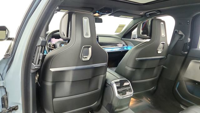 Used 2024 BMW 740i xDrive w/ Premium Package image 33