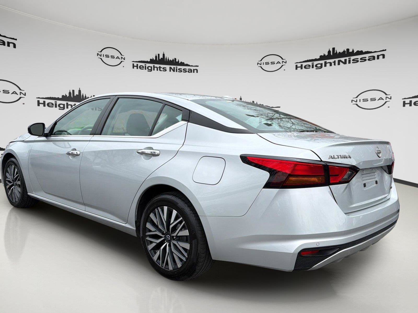 Used 2024 Nissan Altima 2.5 SV AWD/4WD image 3