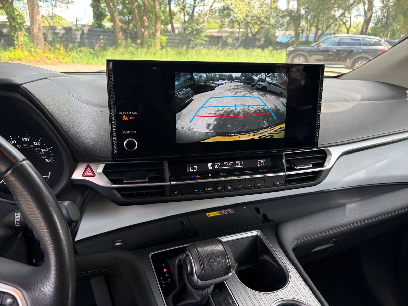 Used 2025 Toyota Sienna XLE FWD image 26