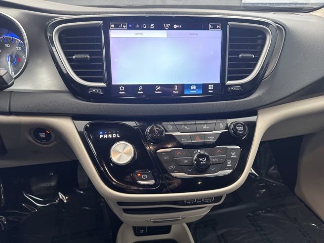 Used 2024 Chrysler Pacifica Touring-L image 23