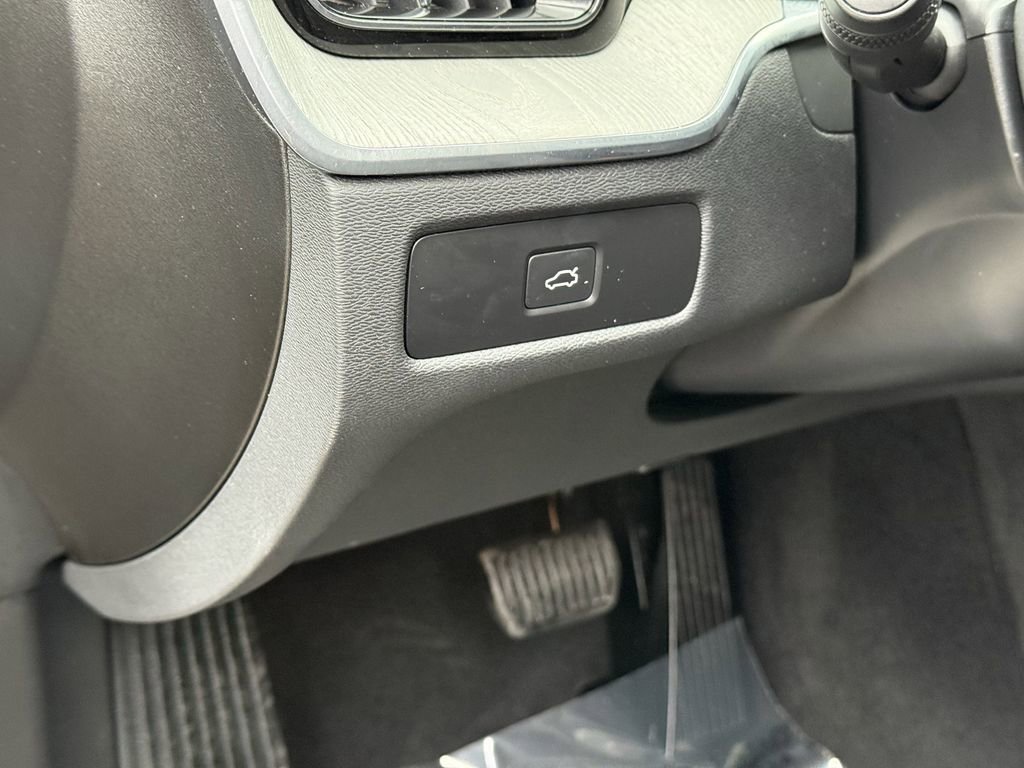 Certified 2025 Volvo XC60 B5 Plus image 16