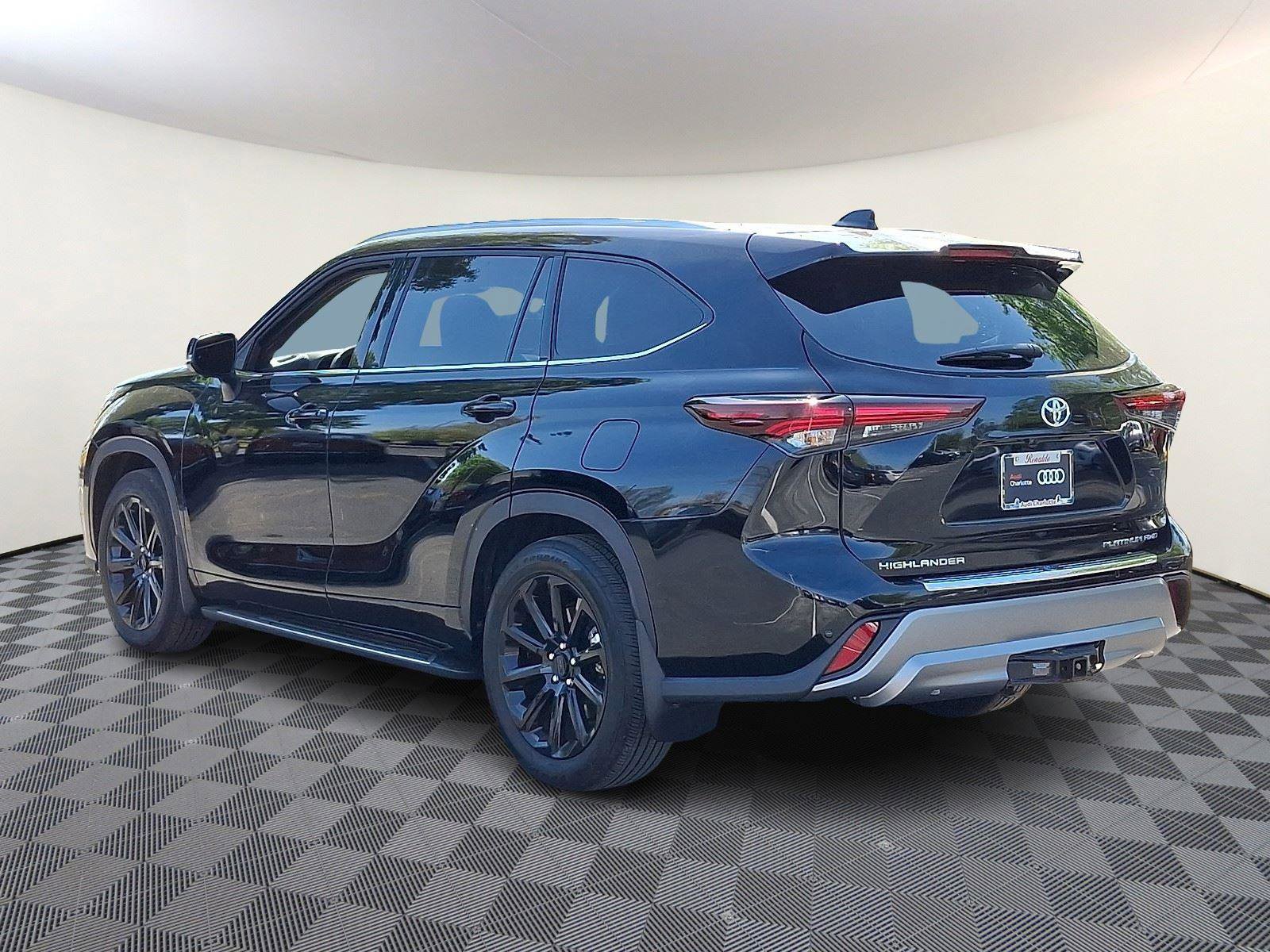 Used 2025 Toyota Highlander Platinum image 4