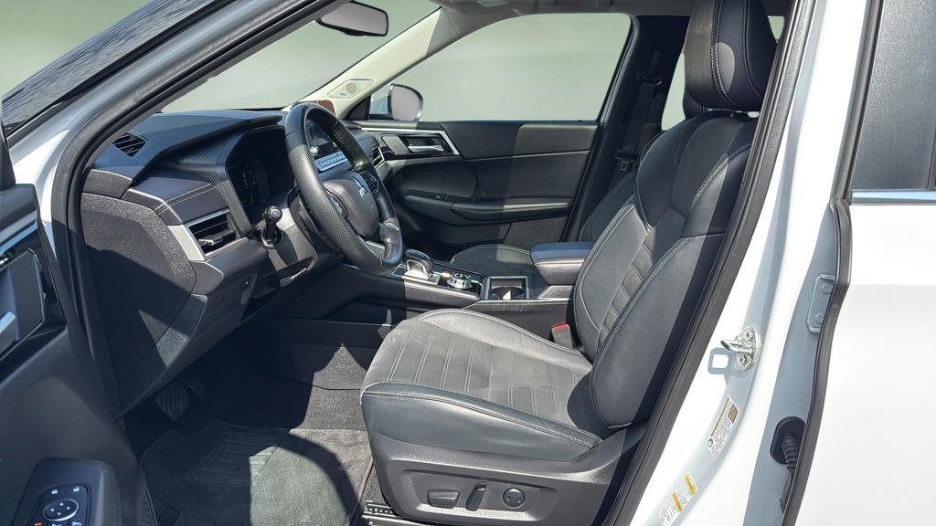 Used 2023 Mitsubishi Outlander SE Black Edition image 11