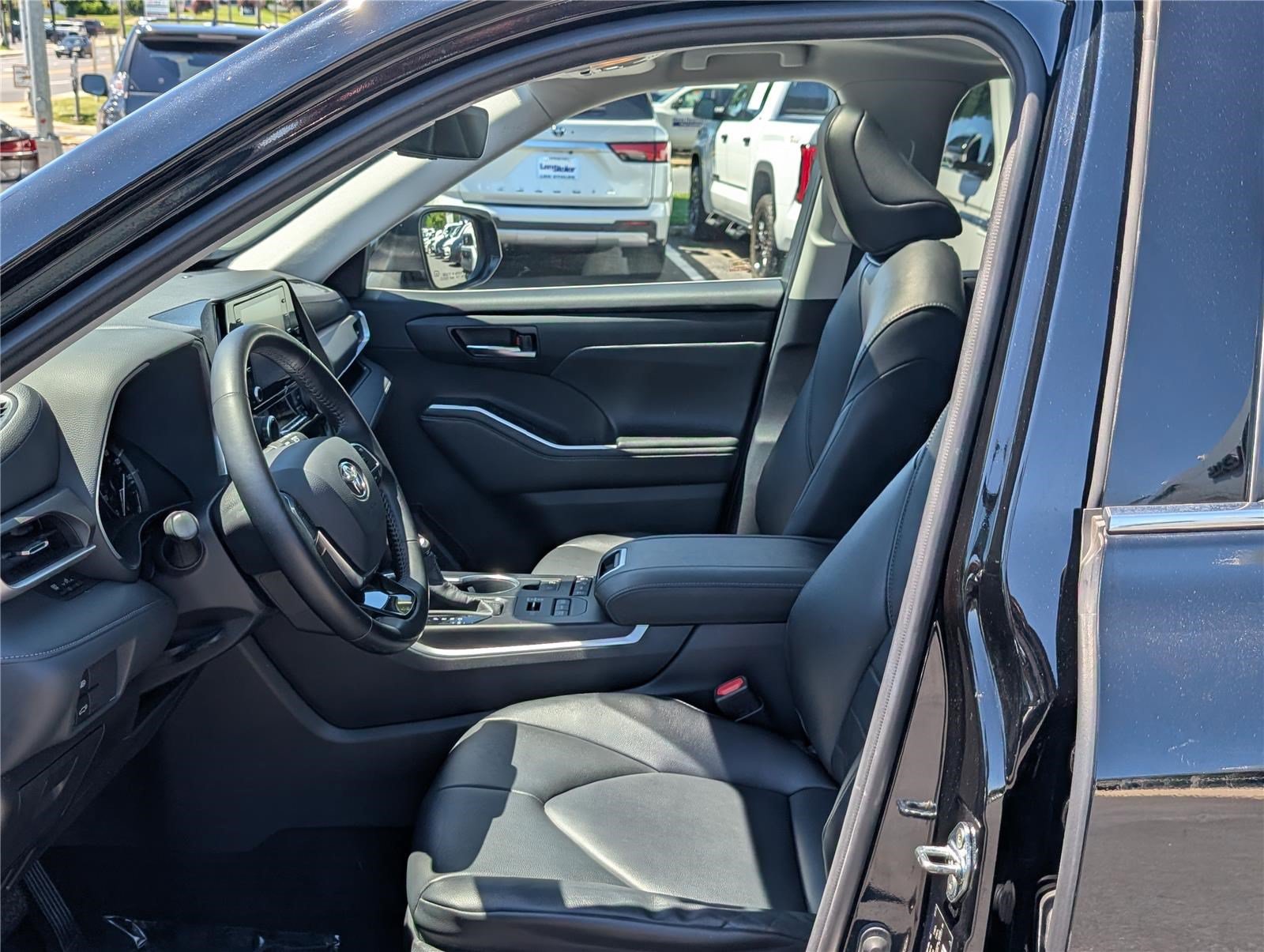Used 2020 Toyota Highlander XLE AWD/4WD image 17
