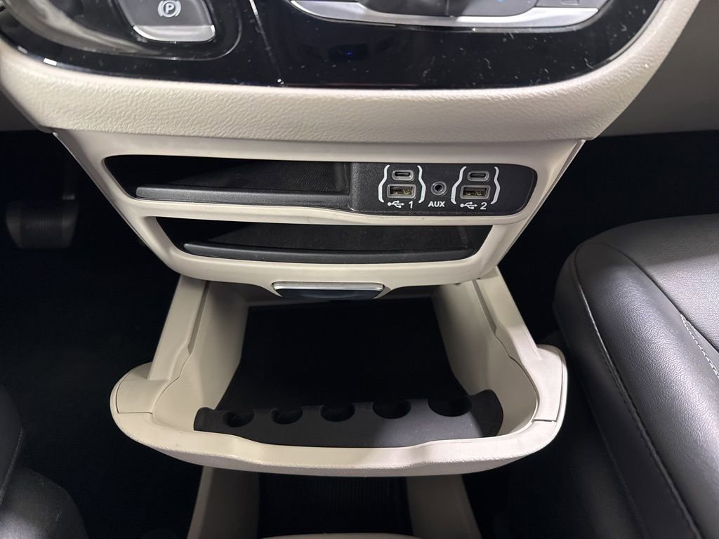 Used 2024 Chrysler Pacifica Touring-L image 26