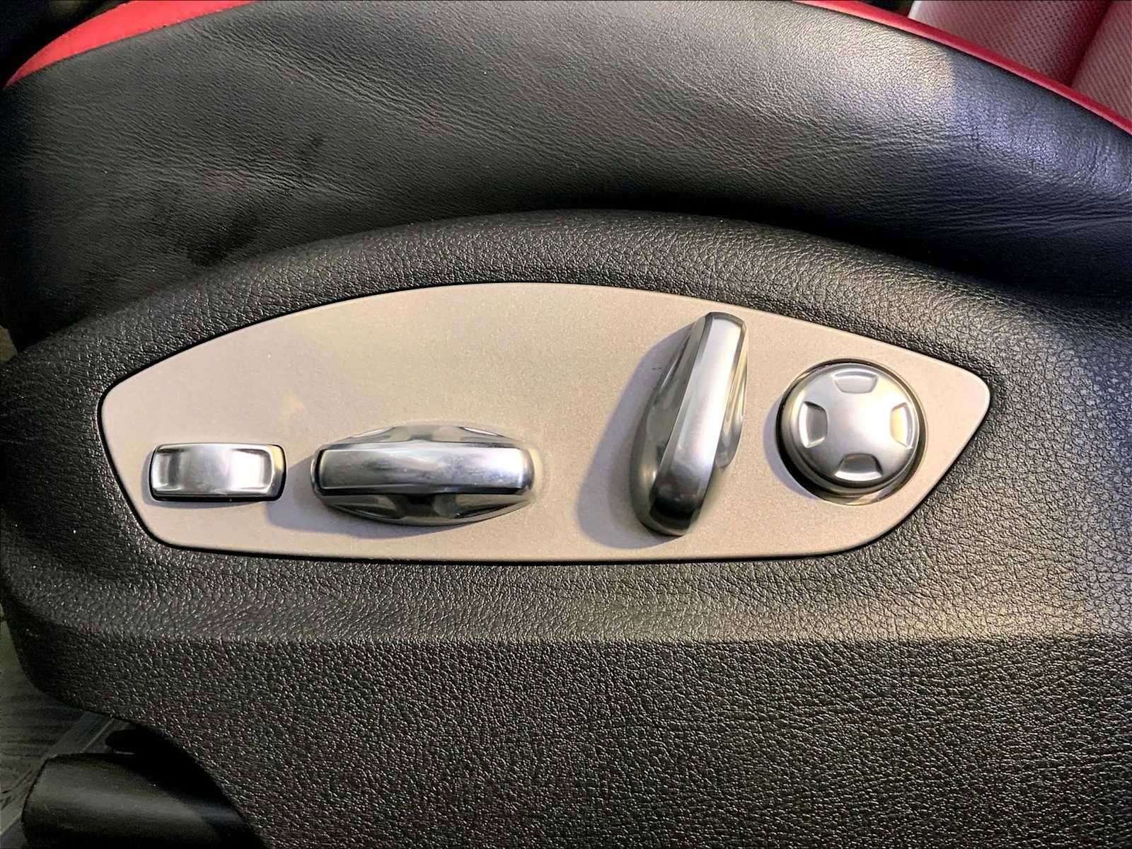 Certified 2023 Porsche Macan image 38