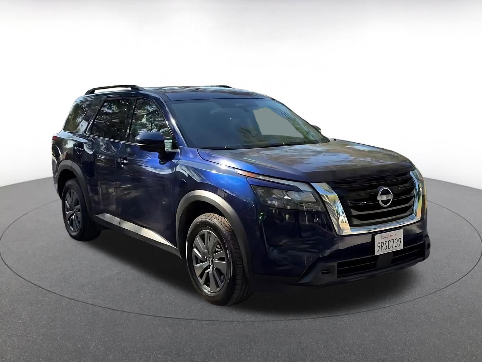 Used 2025 Nissan Pathfinder SV image 3