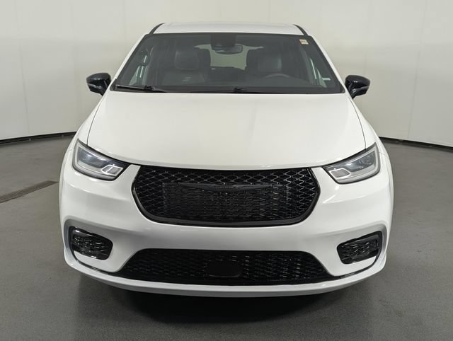 Used 2024 Chrysler Pacifica Limited FWD image 3