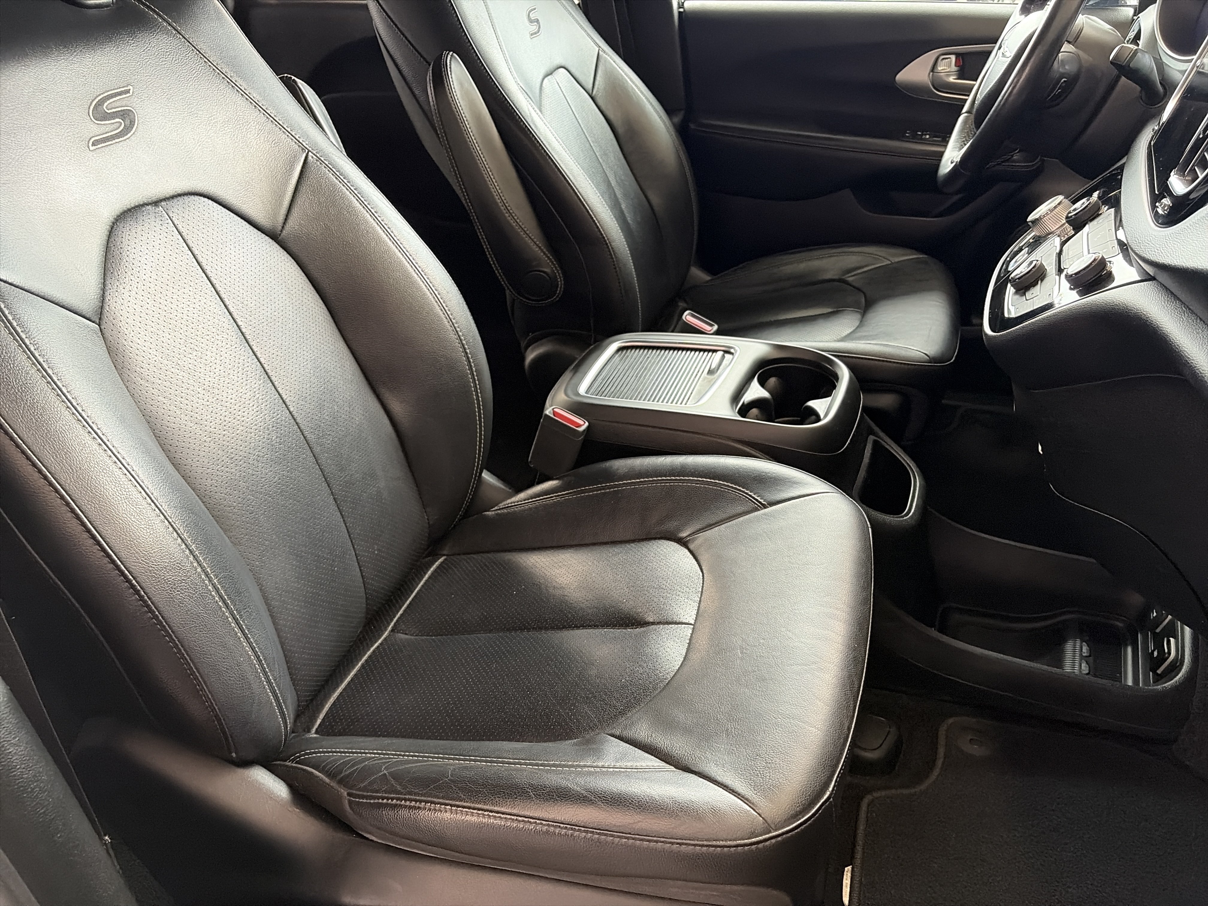 Used 2018 Chrysler Pacifica Touring-L Plus FWD image 13