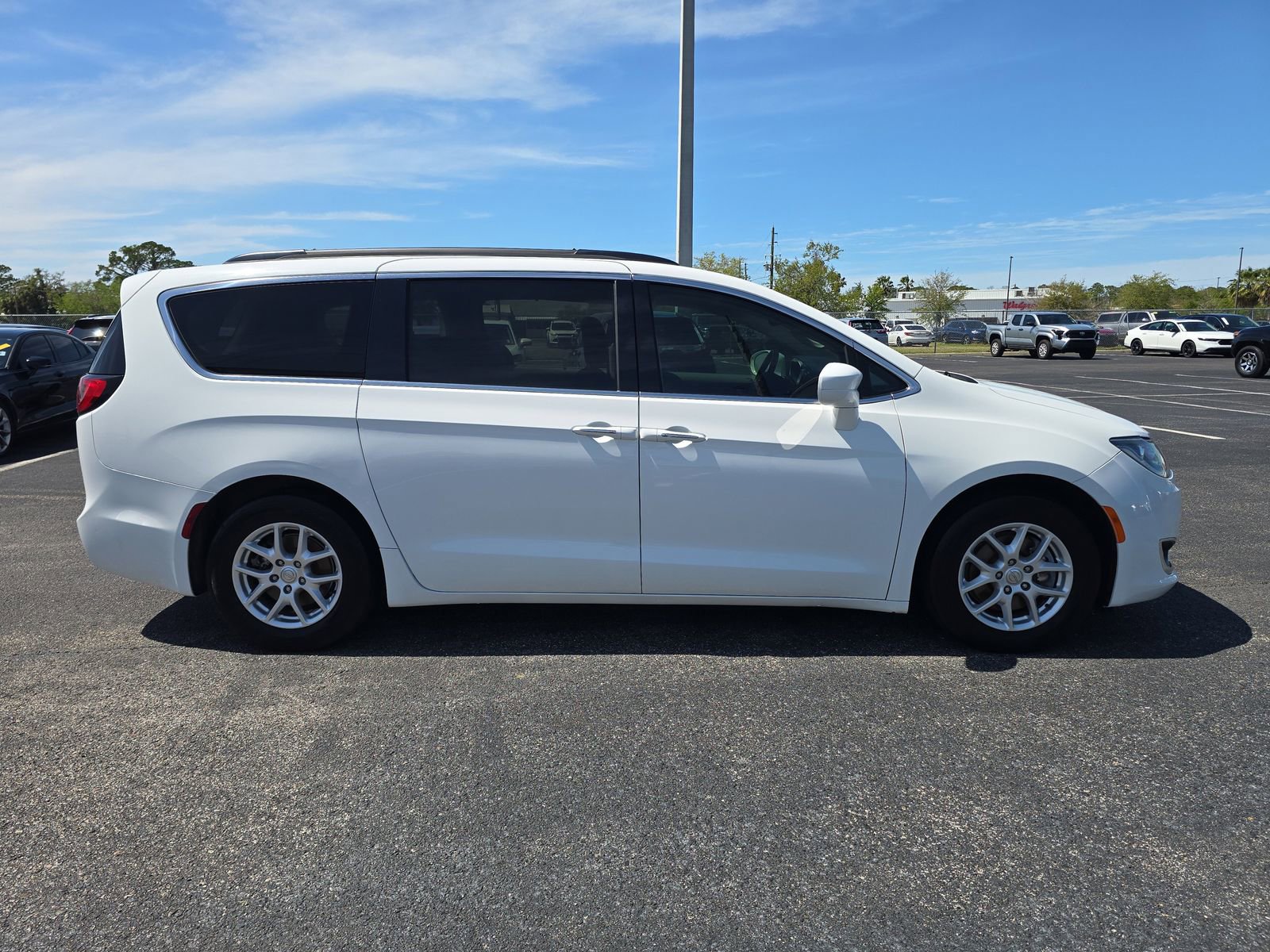 Used 2020 Chrysler Pacifica Touring image 2