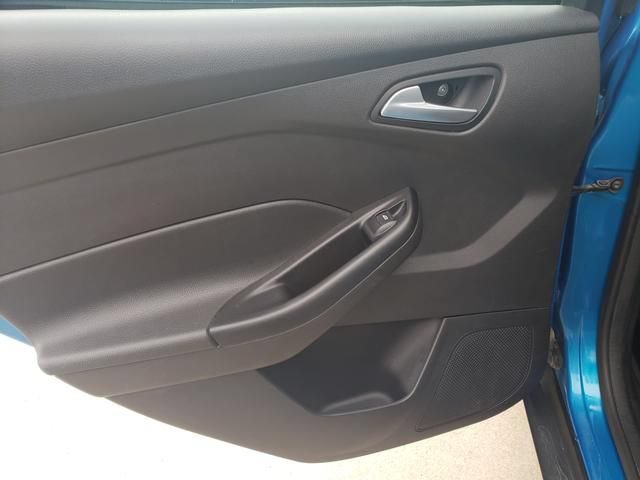Used 2017 Ford Focus SE w/ Cold Weather Package FWD image 13