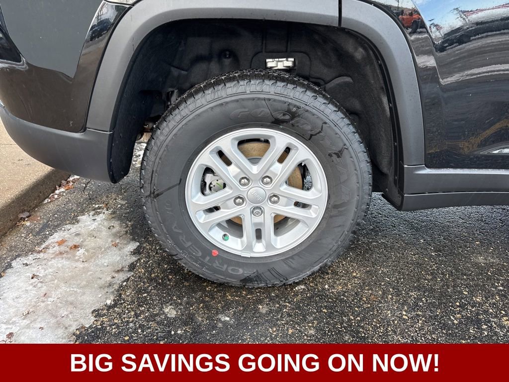 New 2025 Jeep Grand Cherokee Laredo AWD/4WD image 12
