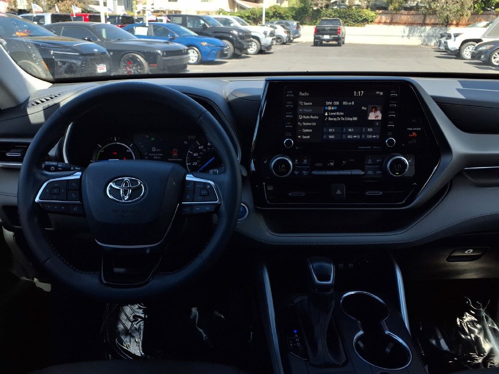 Certified 2021 Toyota Highlander XLE AWD/4WD image 31