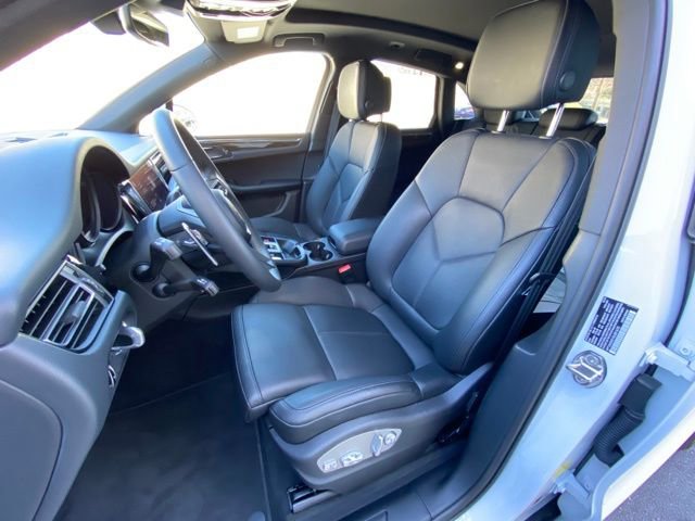 Certified 2025 Porsche Macan image 5