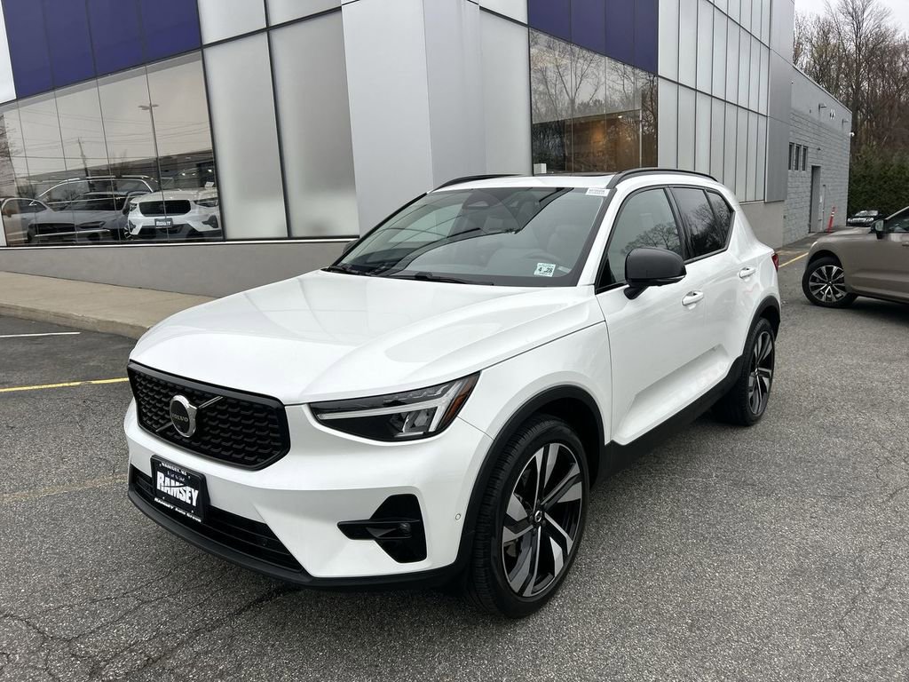 Certified 2023 Volvo XC40 B5 Plus w/ Driver Assist Package image 4