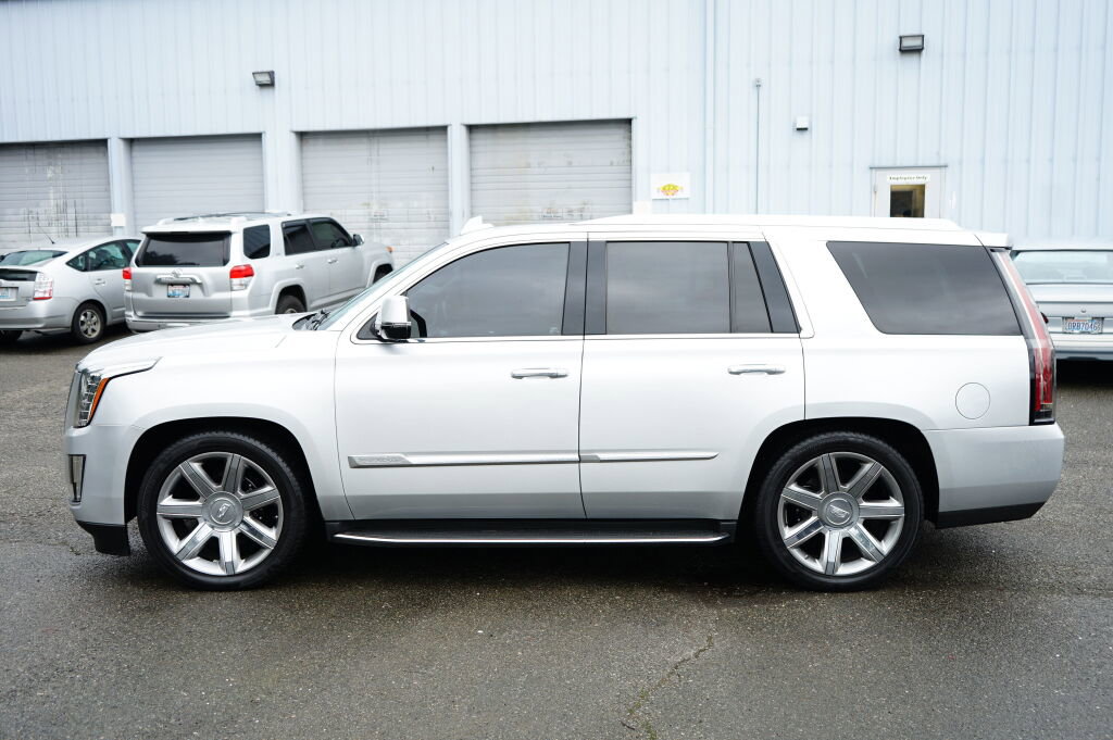 Used 2015 Cadillac Escalade Luxury image 2