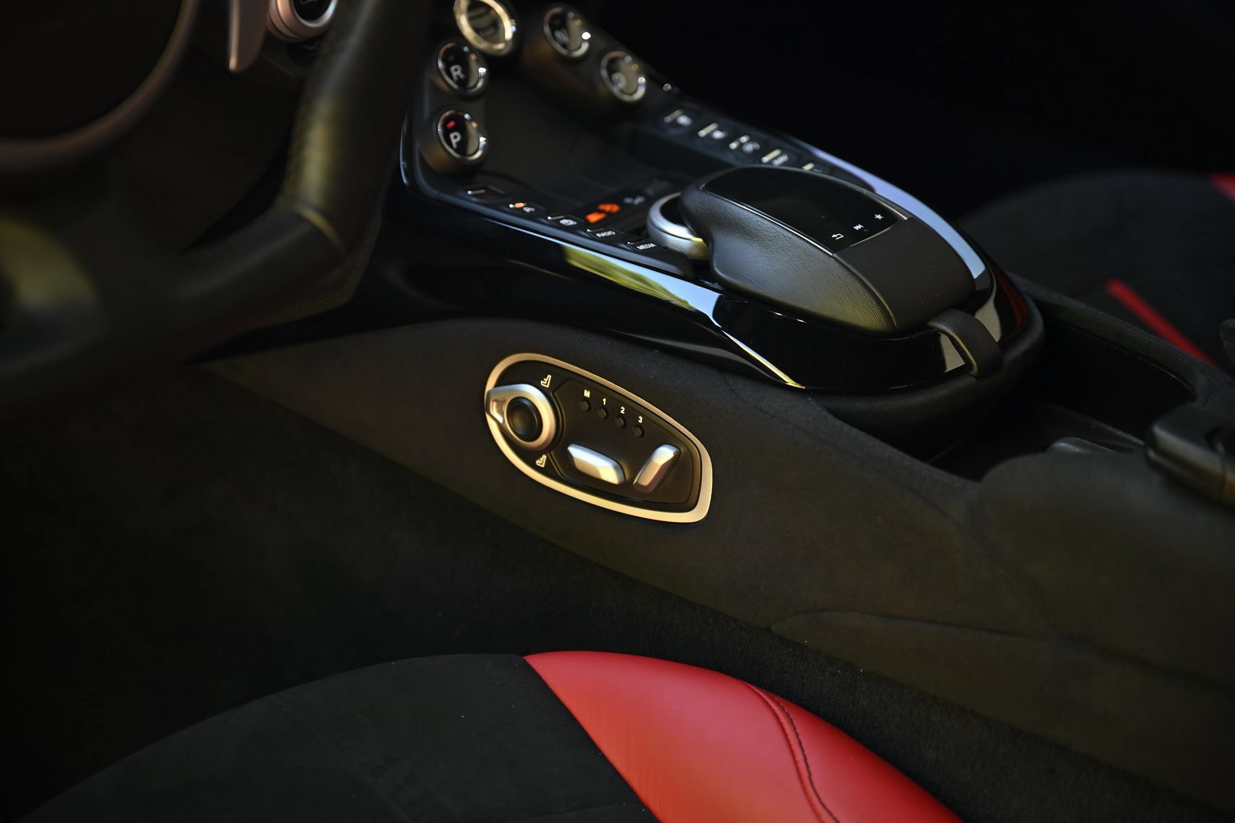 Used 2020 Aston Martin V8 Vantage Coupe RWD image 21