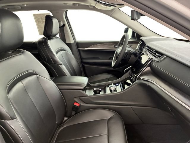 Used 2023 Jeep Grand Cherokee Limited w/ Luxury Tech Group II AWD/4WD image 14