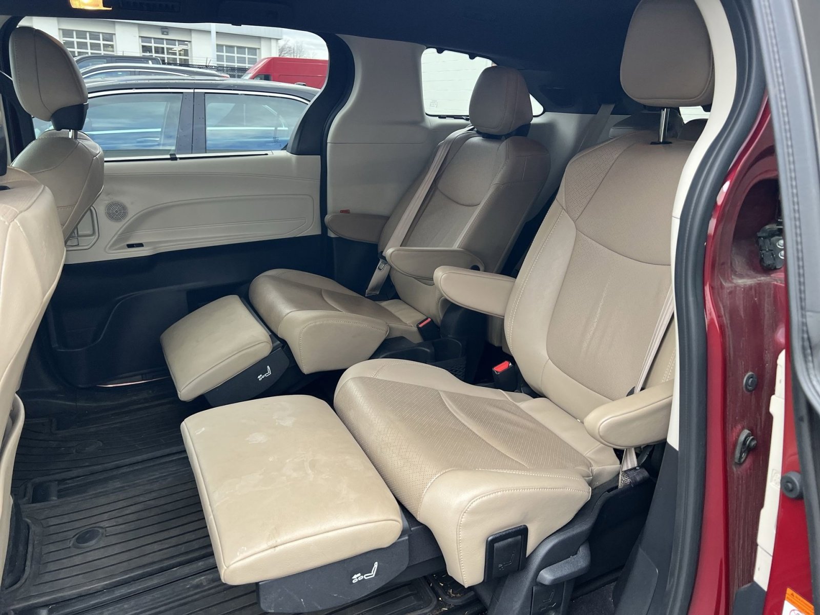 Used 2021 Toyota Sienna Limited image 24