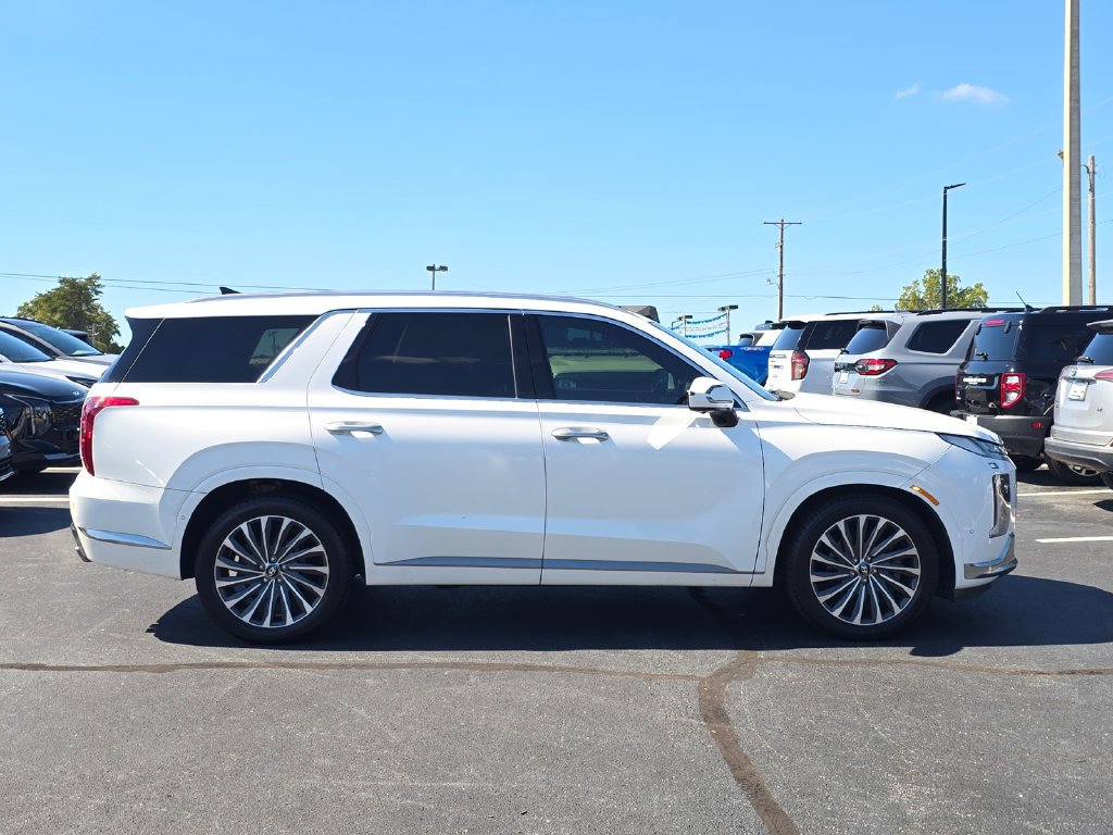 Used 2024 Hyundai Palisade Calligraphy FWD image 2
