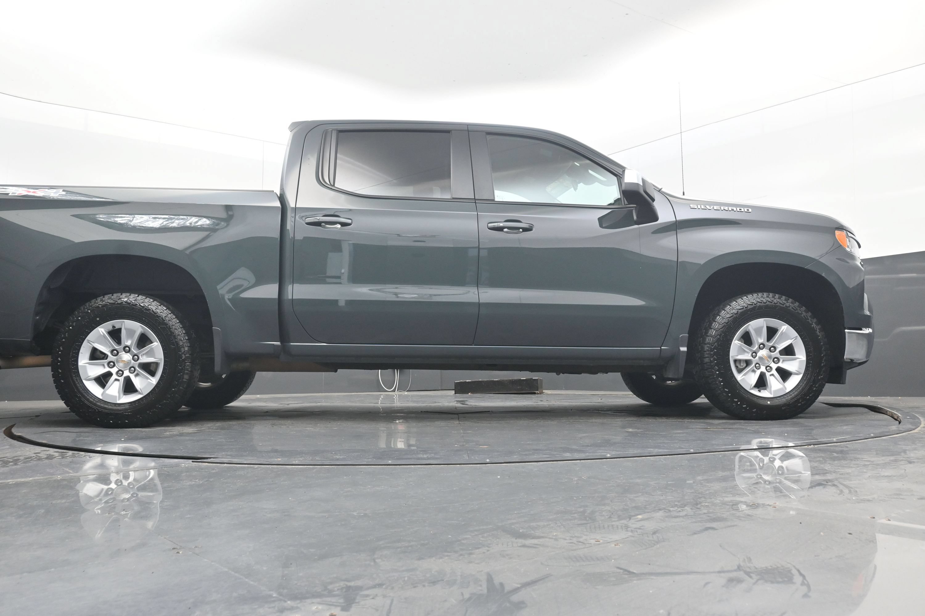 Used 2025 Chevrolet Silverado 1500 LT AWD/4WD image 29