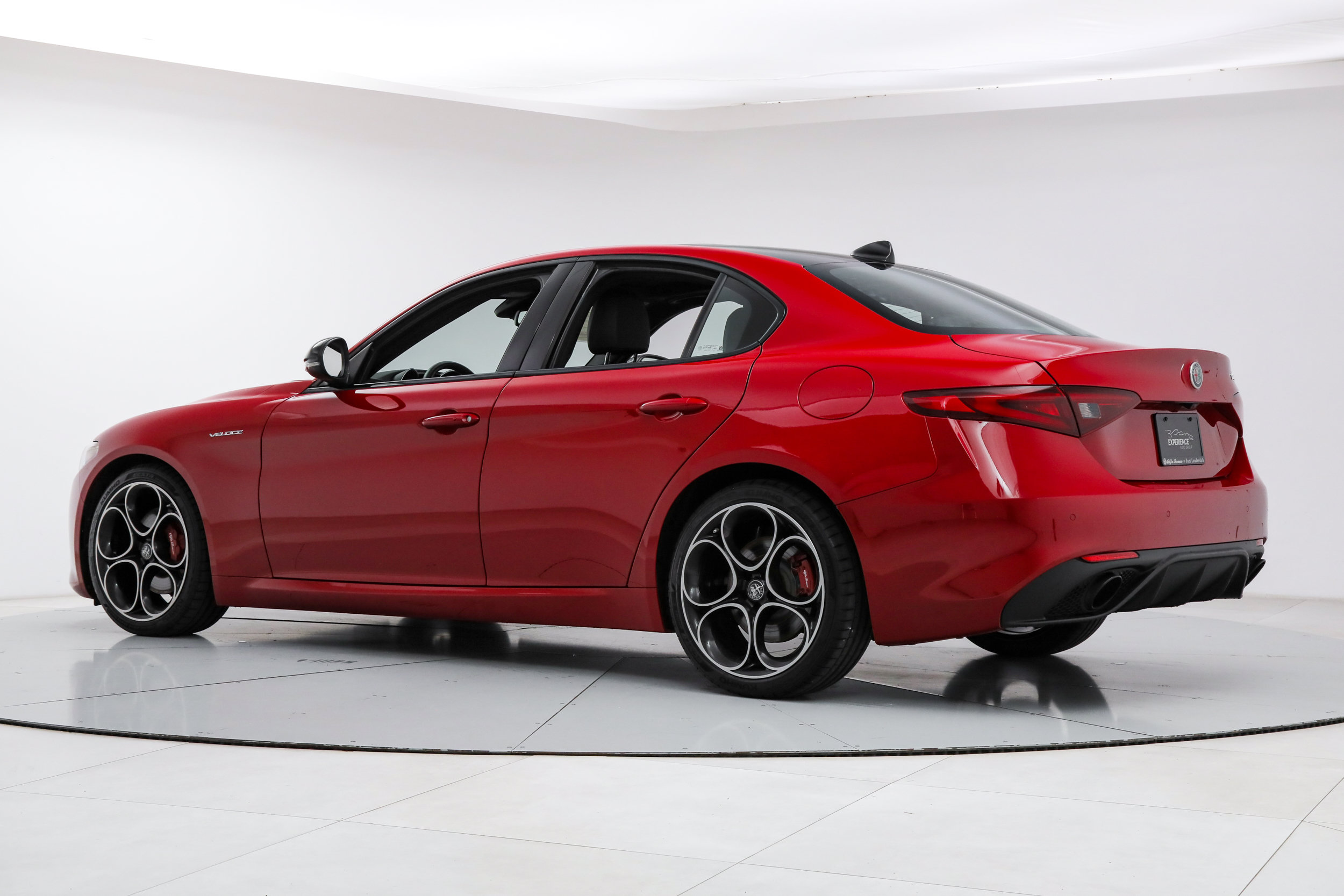 Used 2023 Alfa Romeo Giulia Veloce RWD image 3
