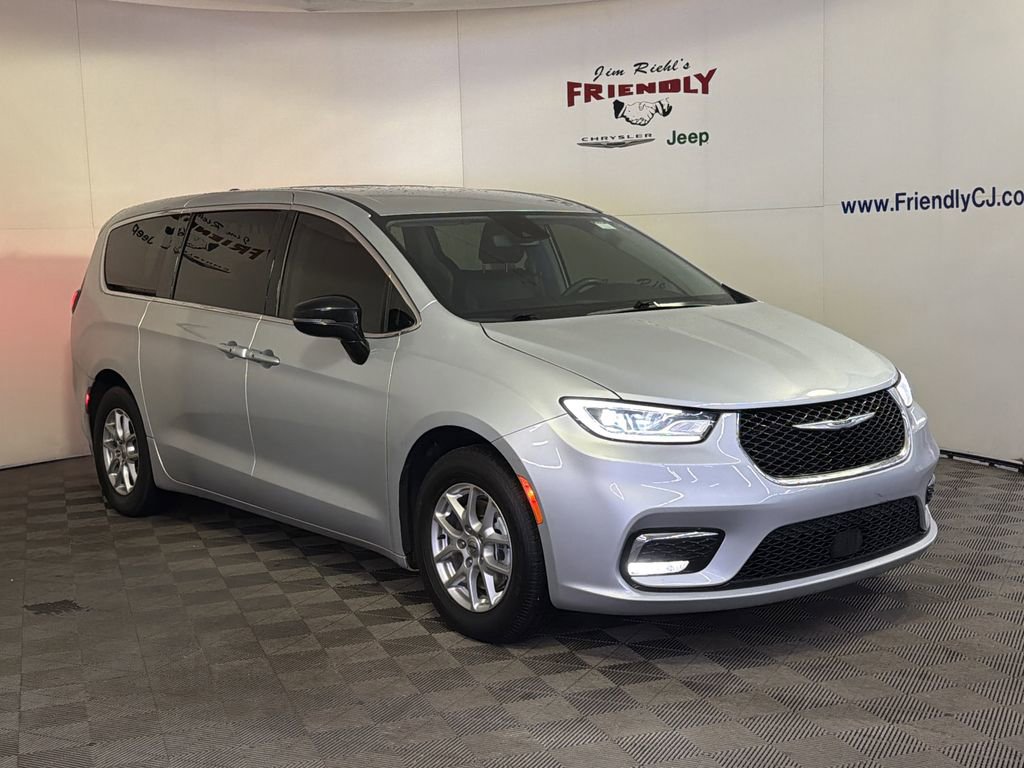 Used 2024 Chrysler Pacifica Touring-L image 2