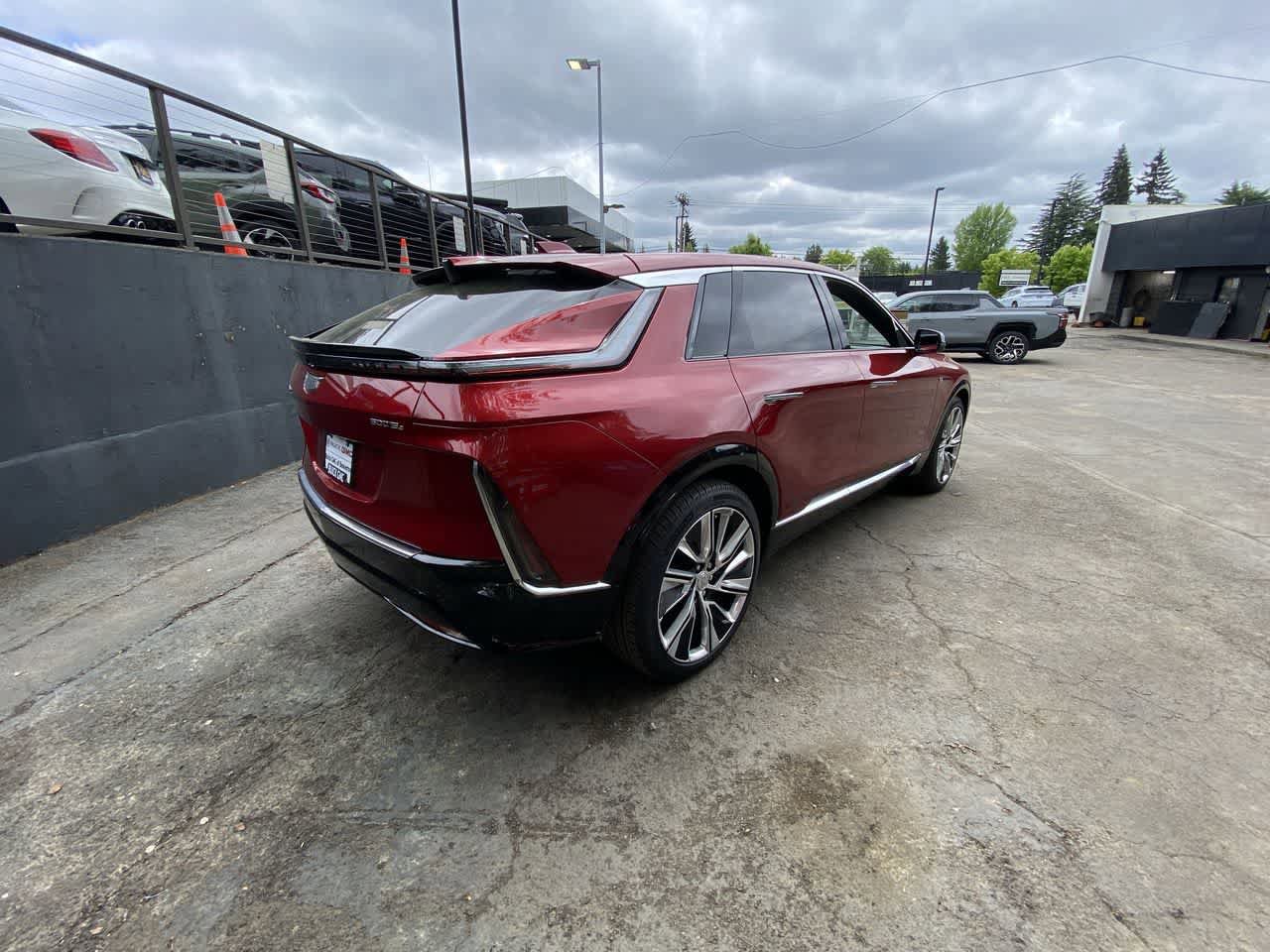 Used 2024 Cadillac Lyriq Luxury w/ LPO, Floor Liner Package AWD/4WD image 6