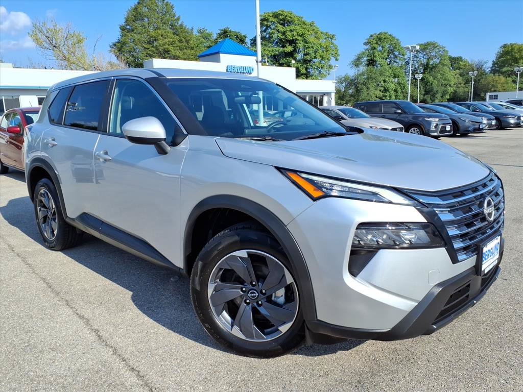 Used 2025 Nissan Rogue SV FWD image 2