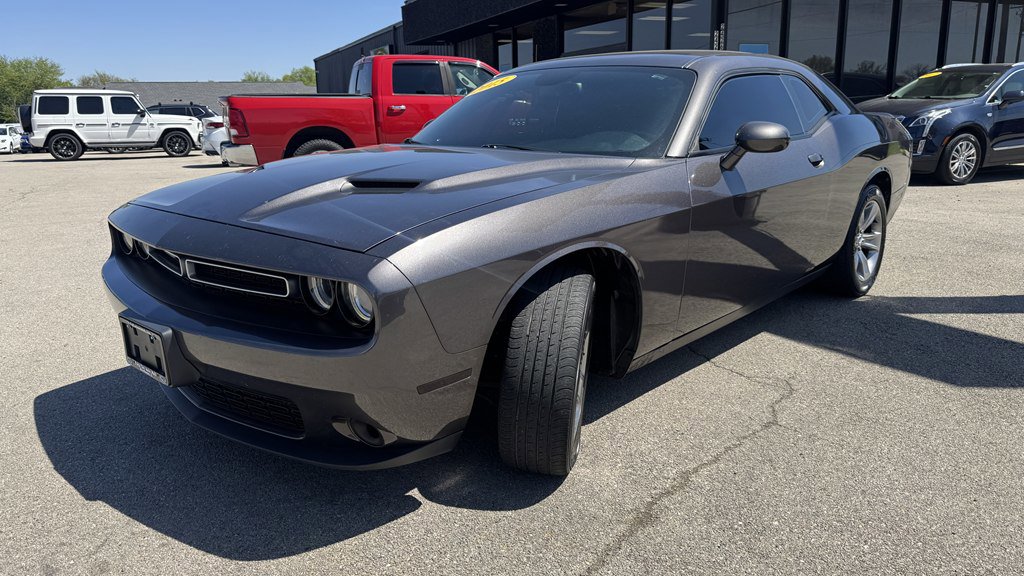 Used 2015 Dodge Challenger SXT RWD image 4