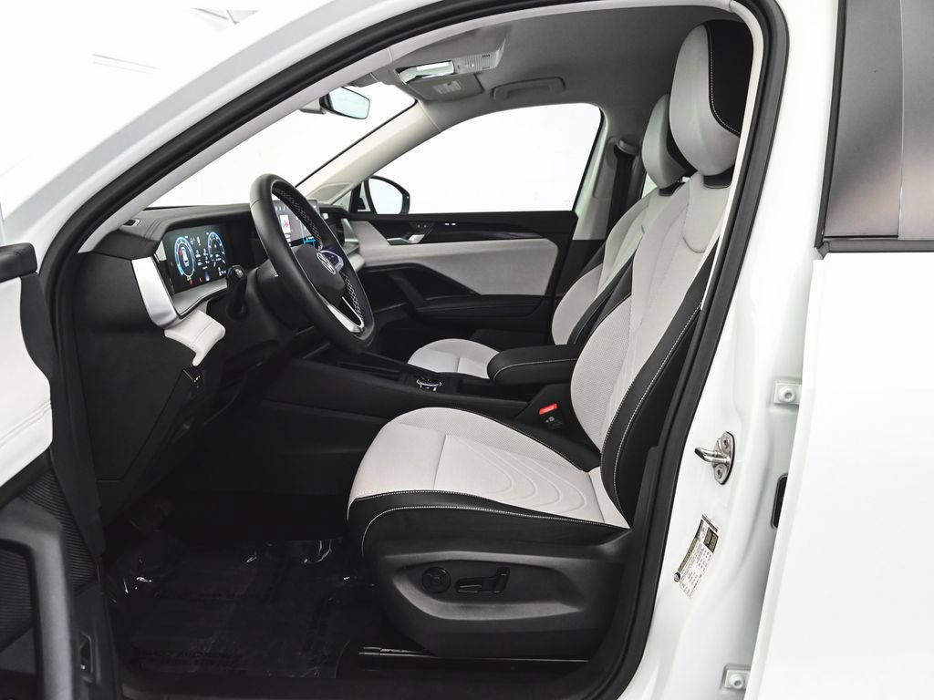 Used 2025 Volkswagen Tiguan SE AWD/4WD image 31
